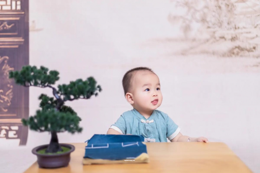 海盐宝宝眼睛突然肿了